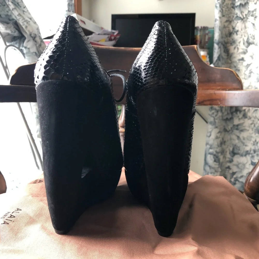 Alaia Cutout Python and Suede Wedge Booties 39 NEW
